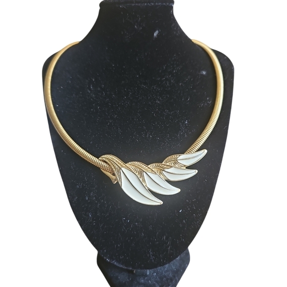 Vintage 80's TRIFARI Cream Enamel Wave Pendant Omega Gold Tone CHOKER Necklace - Picture 1 of 4